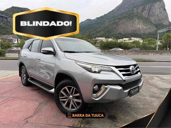 TOYOTA HILUX SW4 2.8 SRX 4X4 7 LUGARES 16V TURBO INTERCOOLER DIESEL 4P AUTOMÁTICO